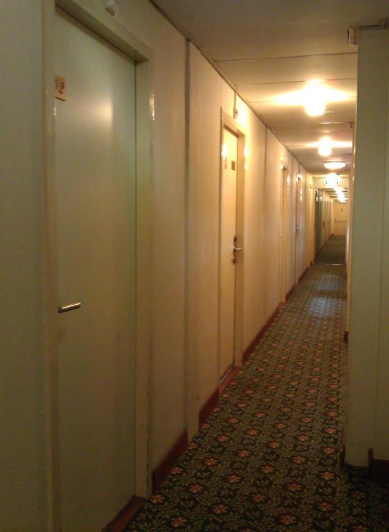 Budget Hostel Bargain Toko Амстердам Экстерьер фото