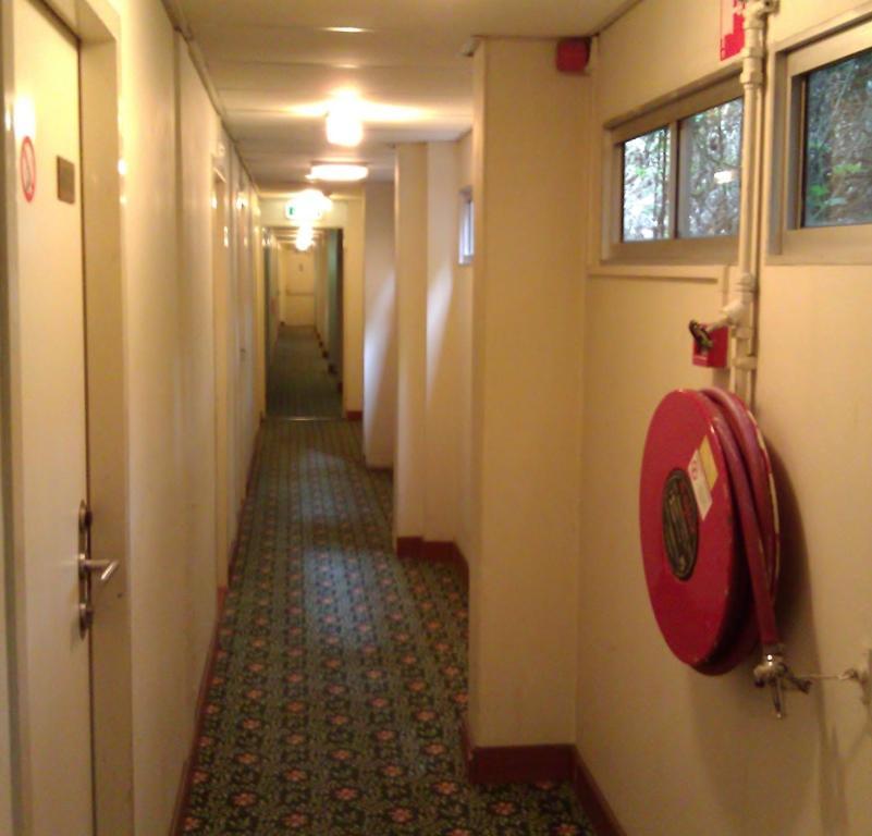 Budget Hostel Bargain Toko Амстердам Экстерьер фото