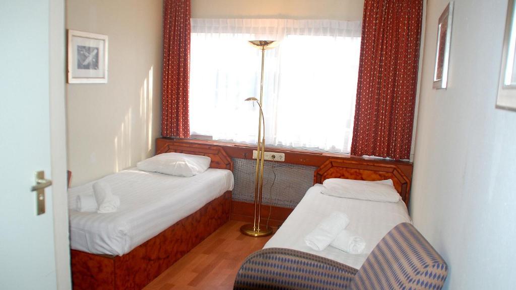Budget Hostel Bargain Toko Амстердам Экстерьер фото