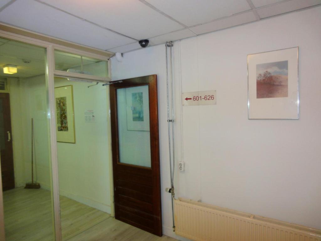 Budget Hostel Bargain Toko Амстердам Экстерьер фото