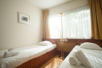 Budget Hostel Bargain Toko Амстердам Экстерьер фото