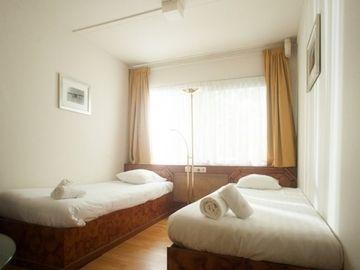 Budget Hostel Bargain Toko Амстердам Экстерьер фото